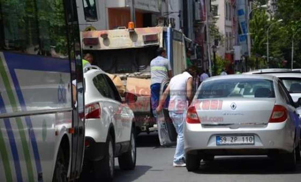 Çöp Kamyonları Trafiği Altüst Ediyor