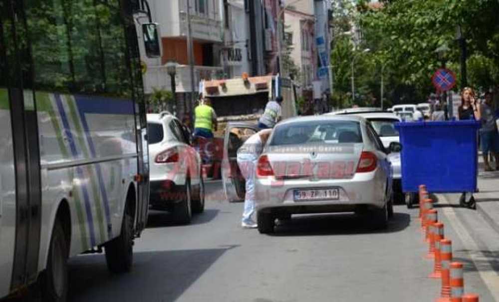 Çöp Kamyonları Trafiği Altüst Ediyor
