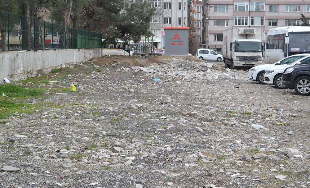 Atıl Durumda Olan Millet Bahçesi Pislikten Geçilmiyor