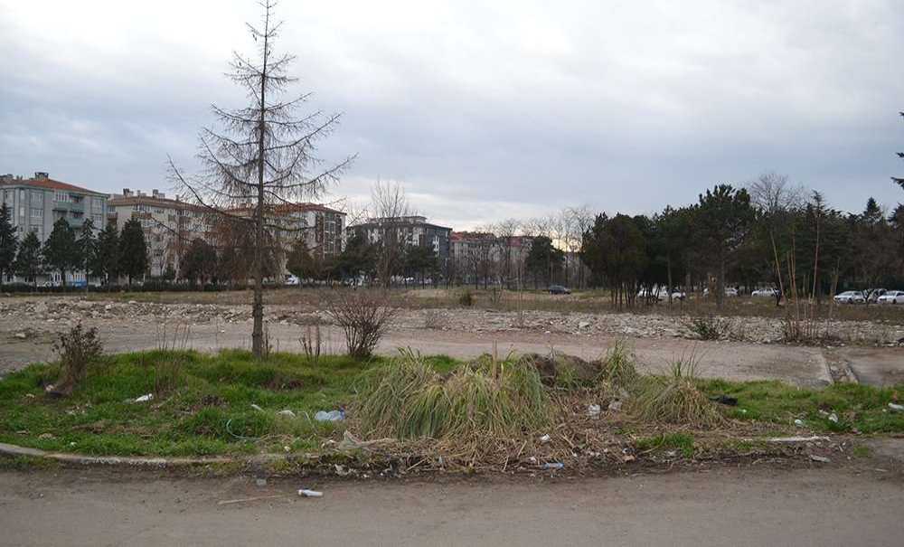 Atıl Durumda Olan Millet Bahçesi Pislikten Geçilmiyor