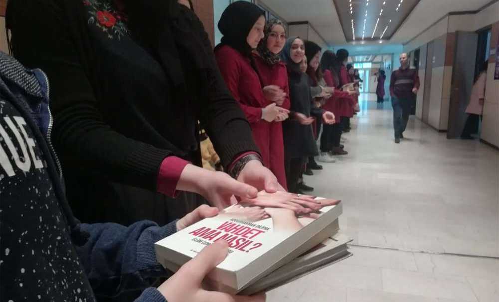 4 Bin Kitaplık Kütüphane El Birliğiyle Taşındı