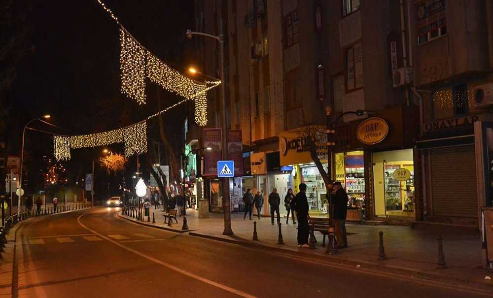 Aydınlatma Direklerini Süs İçin Mi Koydunuz?