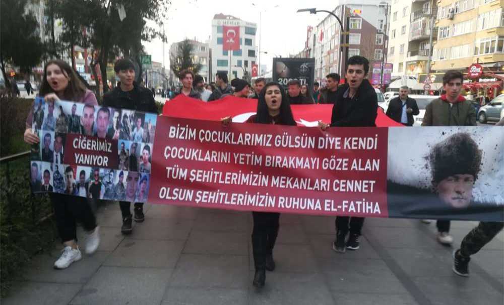 Öğrencilerden Şehitlere Saygı Yürüyüşü