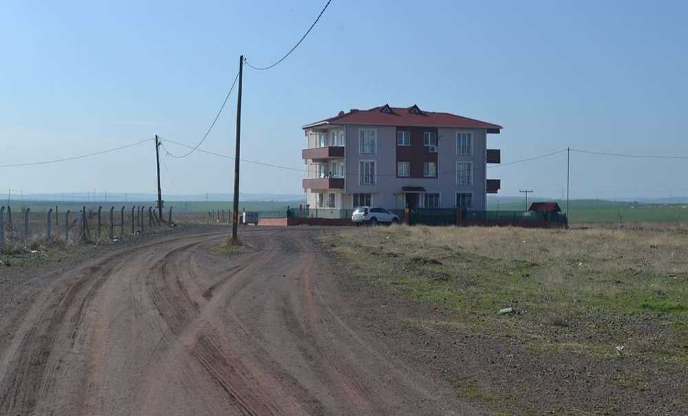 Yolun Ortasında Direğin Ne İşi Var?