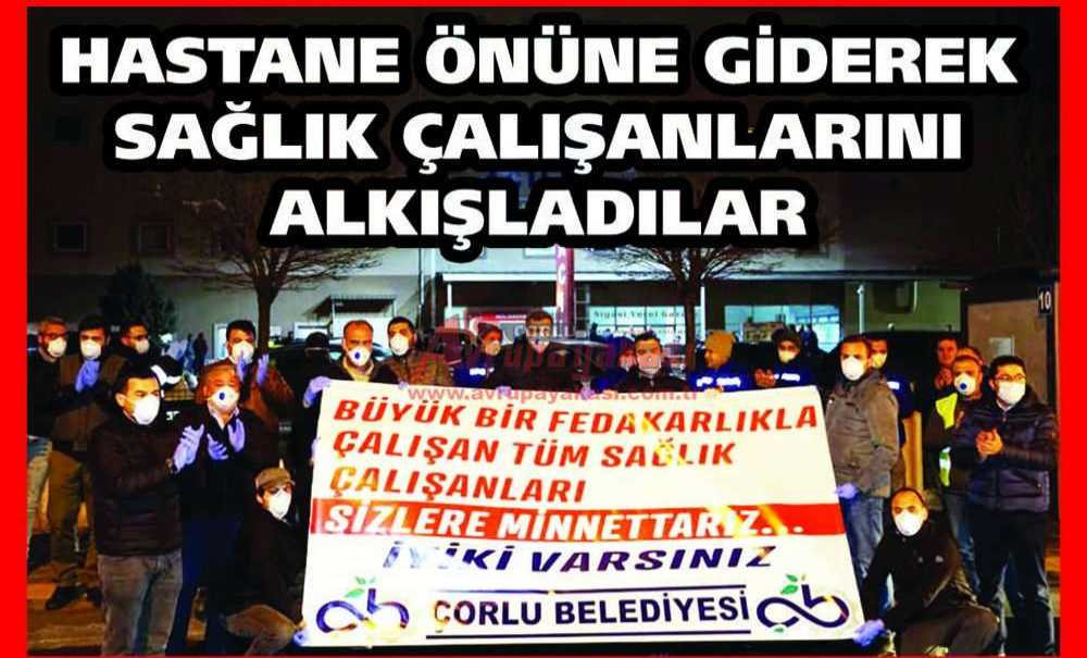 Hastane Önene Giderek Sağlık Çalışanlarını Alkışladılar