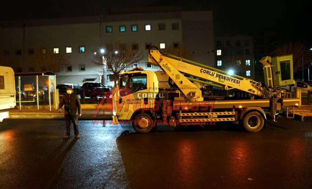 Hastane Önene Giderek Sağlık Çalışanlarını Alkışladılar