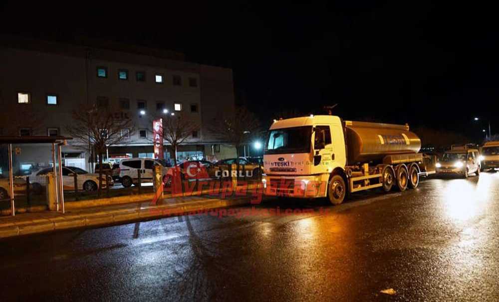 Hastane Önene Giderek Sağlık Çalışanlarını Alkışladılar