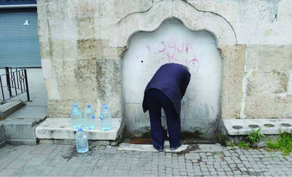 Sular Kesilince Vatandaş, Çeşmelerden Su Taşıdı