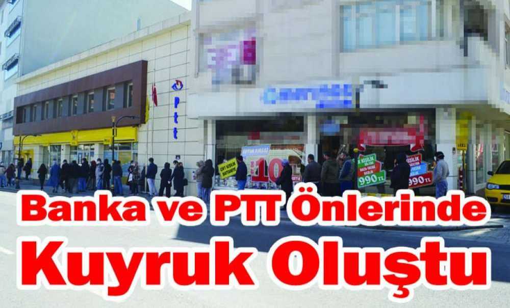 Banka Ve Ptt Önlerinde Kuyruk Oluştu