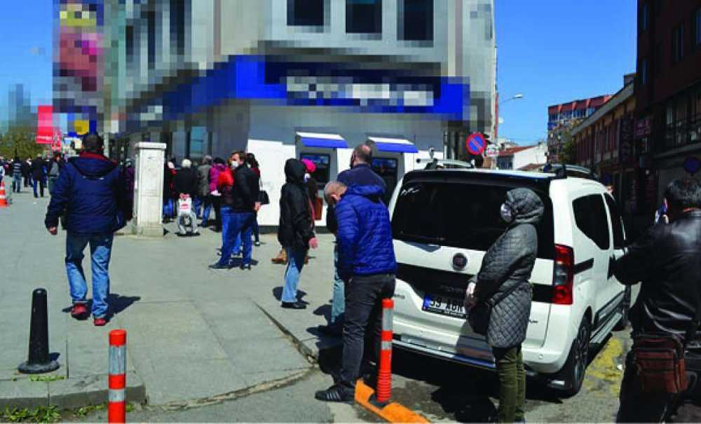 Bankalardaki Kuyruklar Devam Ediyor