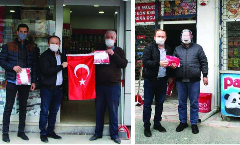 Üyelerine Türk Bayrağı Ve 10 Bin Adet Maske Dağıttı
