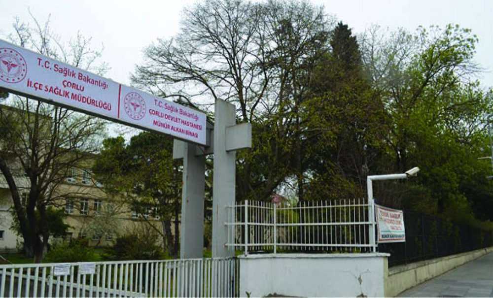 Hastane Bahçesindeki Ağaçlar Boylu Boyunca Yatıyor