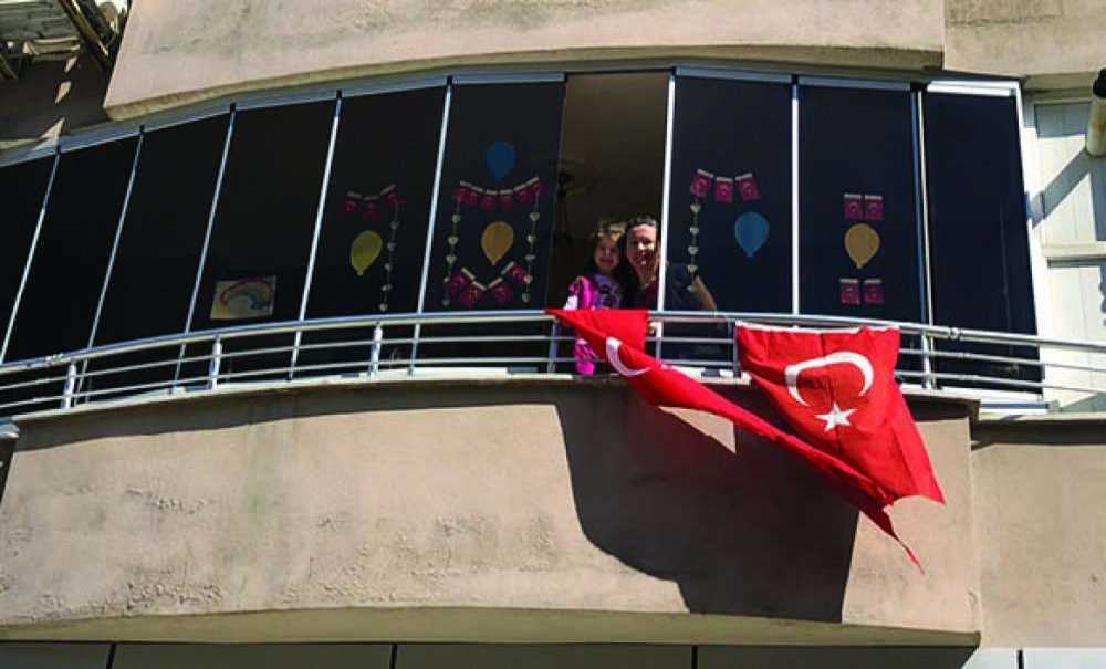 23 Nisan'da Evlerin Balkonları Süslendi