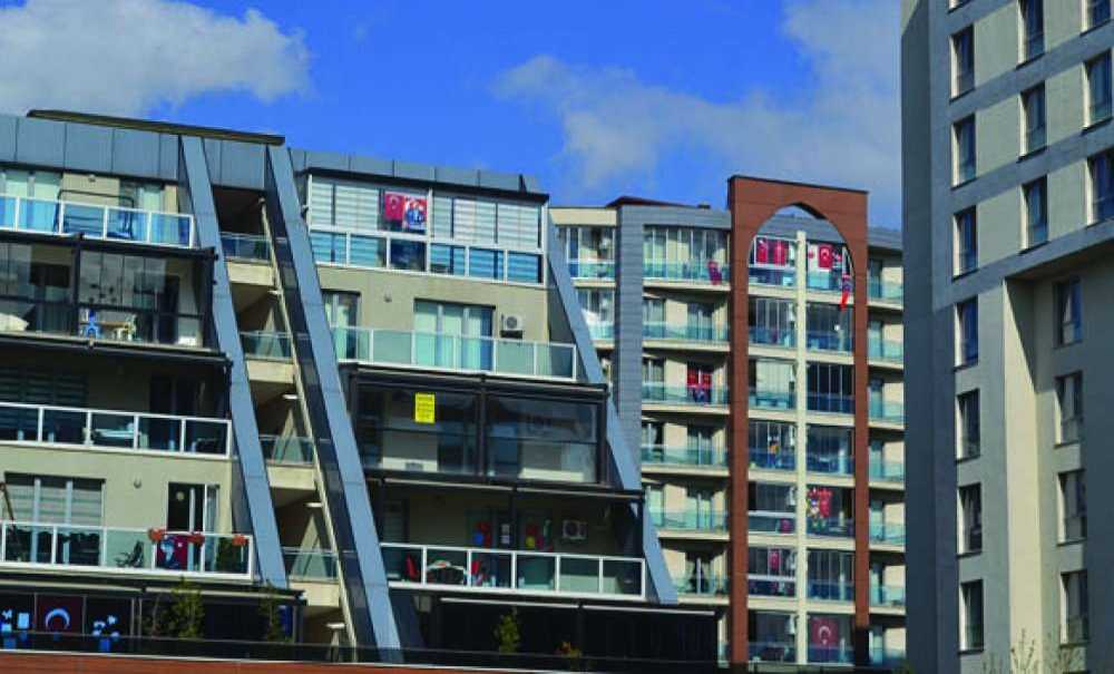 23 Nisan'da Evlerin Balkonları Süslendi