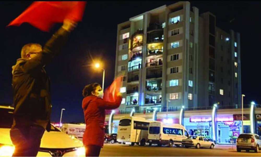 Kaymakam Sarılı, Vatandaşlarla Birlikte İstiklal Marşı'nı Okudu