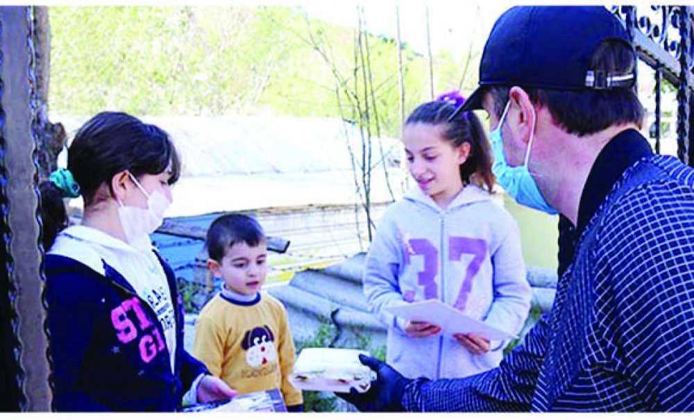 Başkan Akay, Öğrencilere Hediyelerini Evlerinde Teslim Etti