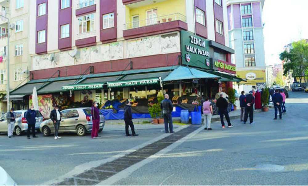 Pide Kuyruğunda Sosyal Mesafeye Dikkat Ediyor