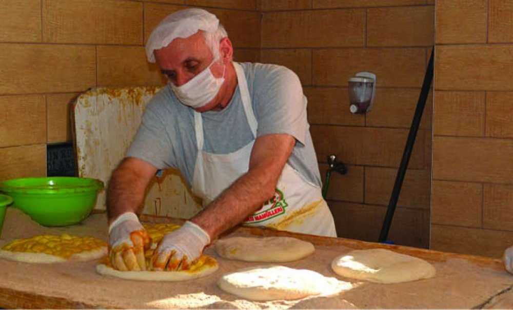 Pide Kuyruğunda Sosyal Mesafeye Dikkat Ediyor