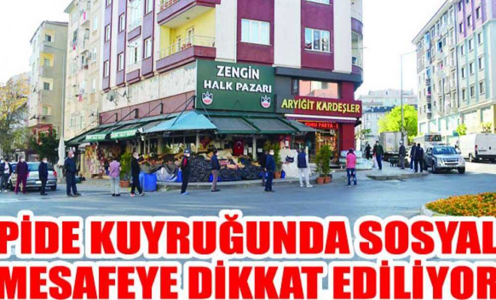 Pide Kuyruğunda Sosyal Mesafeye Dikkat Ediyor