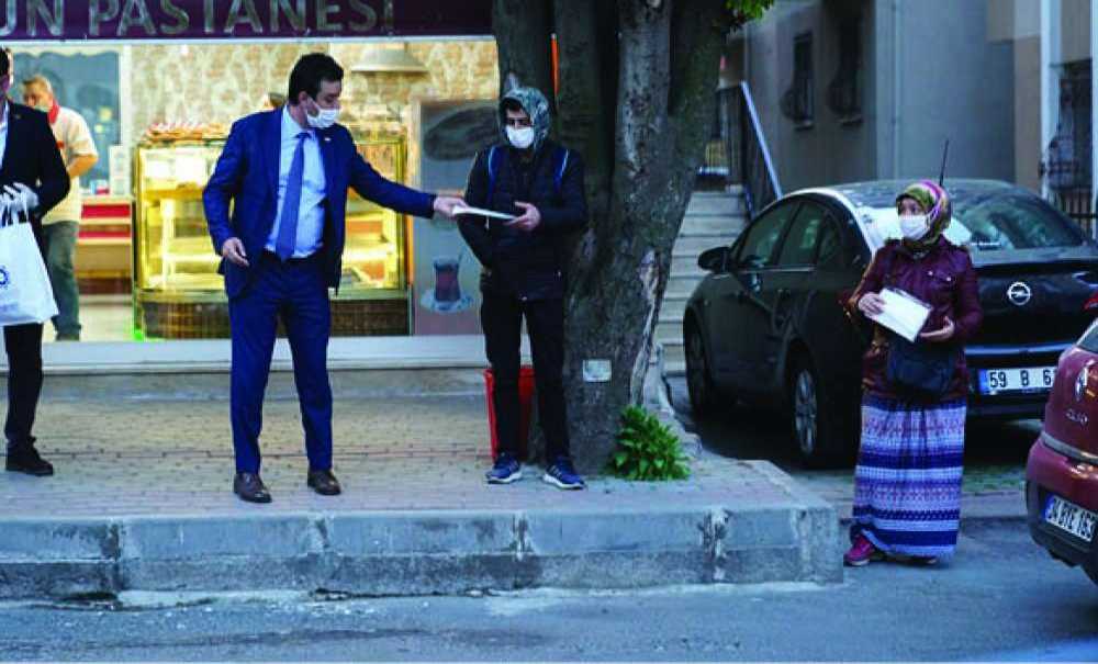 Başkan Sarıkurt'tan Emekçilere Maske Dağıttı