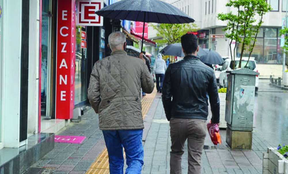 Vatandaşlar Yağmura Aldırış Etmeyip Dışarı Çıktılar