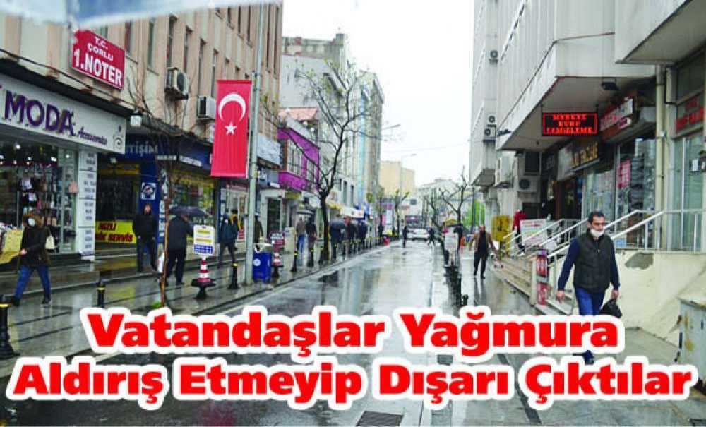 Vatandaşlar Yağmura Aldırış Etmeyip Dışarı Çıktılar