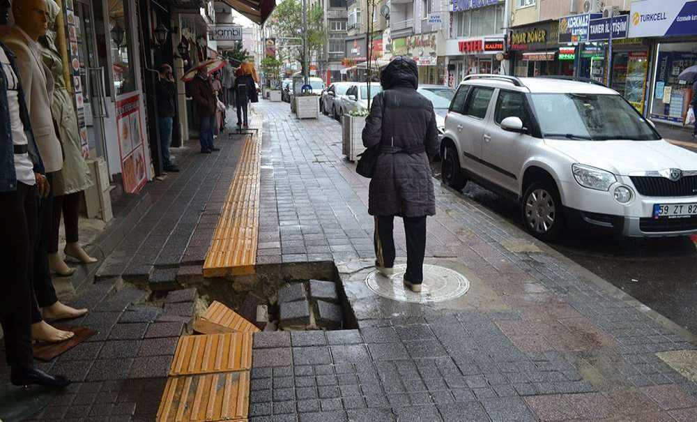 Sağanak Yağış Çorlu'da Çöküntülere Neden Oldu