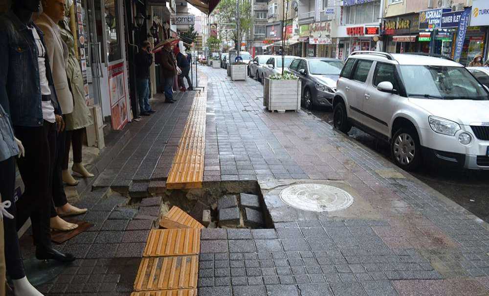 Sağanak Yağış Çorlu'da Çöküntülere Neden Oldu