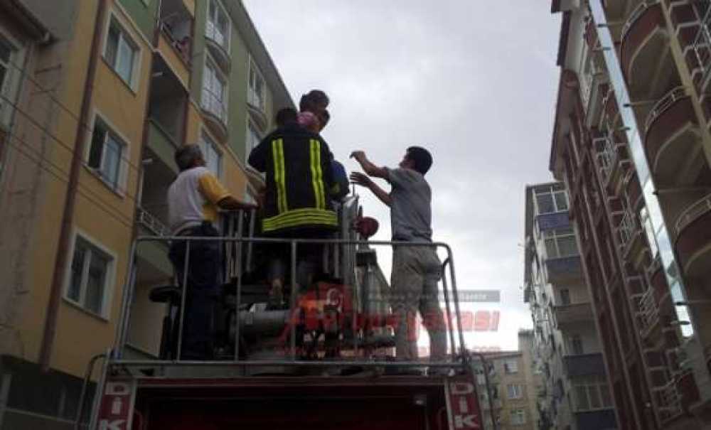 Yangında Mahsur Kalanları İtfaiye Kurtardı