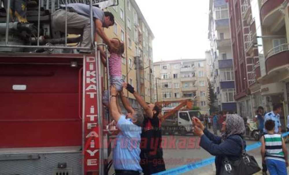 Yangında Mahsur Kalanları İtfaiye Kurtardı