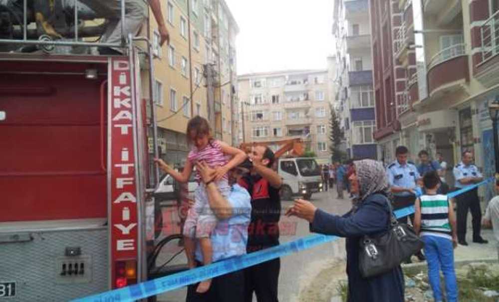 Yangında Mahsur Kalanları İtfaiye Kurtardı