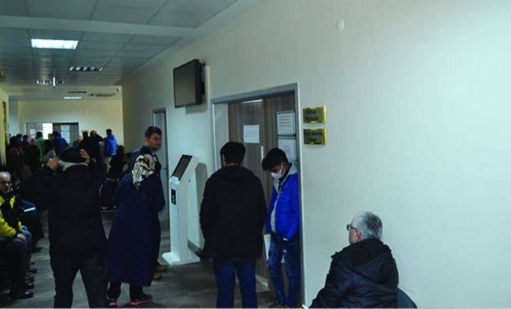 Nüfus Müdürlüğü'nün Önü Korona Virüs Nedeniyle Tenhalaştı