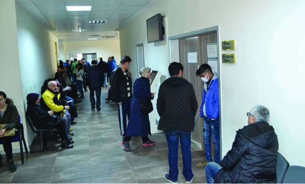 Nüfus Müdürlüğü'nün Önü Korona Virüs Nedeniyle Tenhalaştı