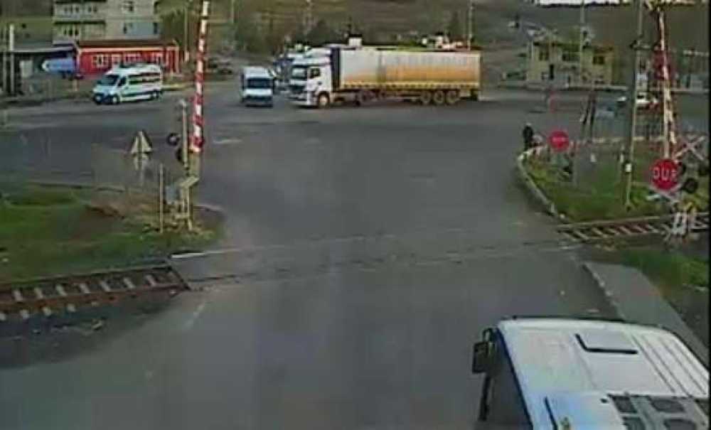 Tir Fabrika Servisini Biçti 2`si Ağır 10 Yaralı