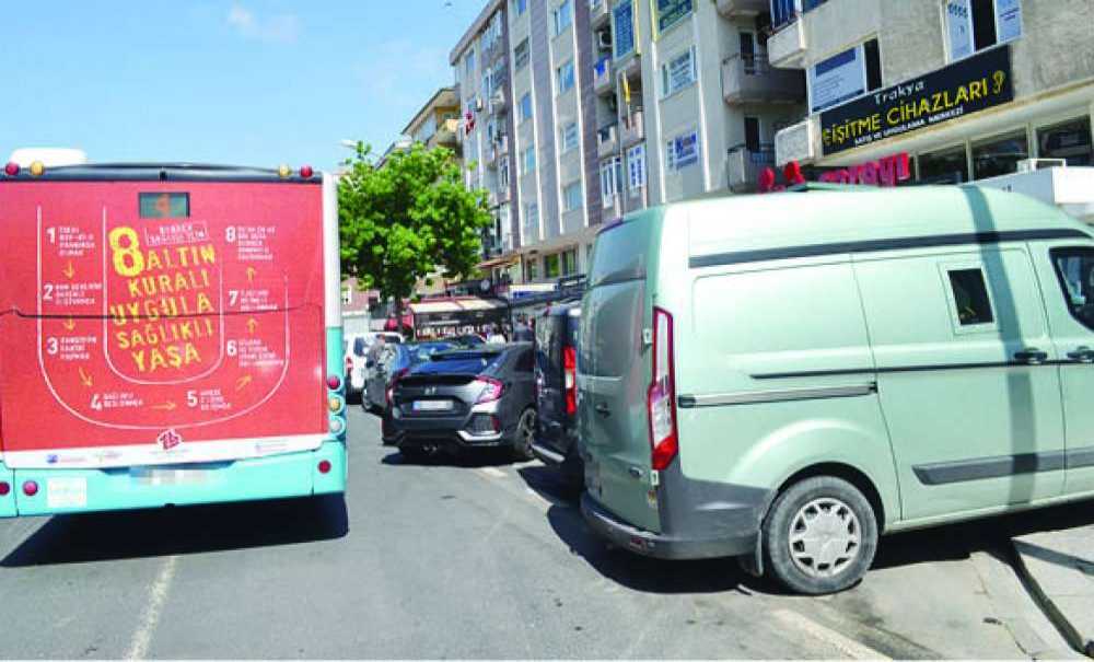 Onlarca Aracın Otobüs Durağında Ne İşi Var?