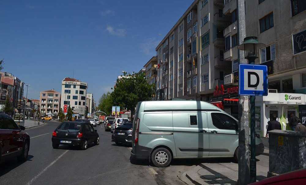 Onlarca Aracın Otobüs Durağında Ne İşi Var?