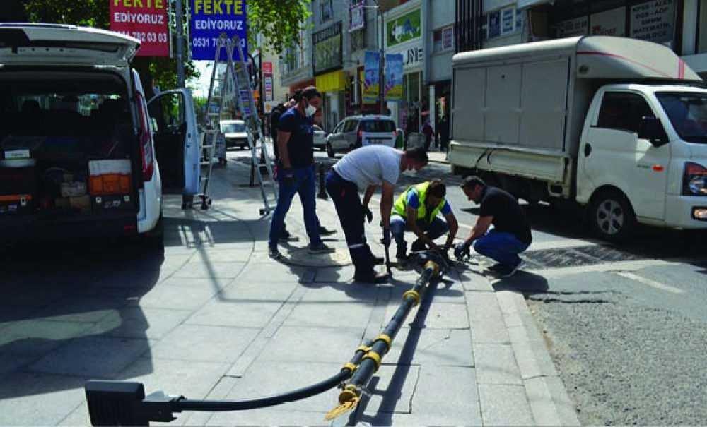 Yanmayan Aydınlatma Direkleri Tamir Edildi