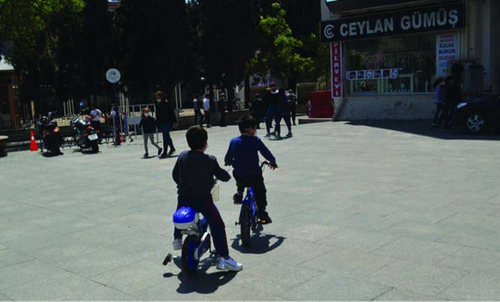 Maskelerini Takıp, Gönüllerince Eğlendiler