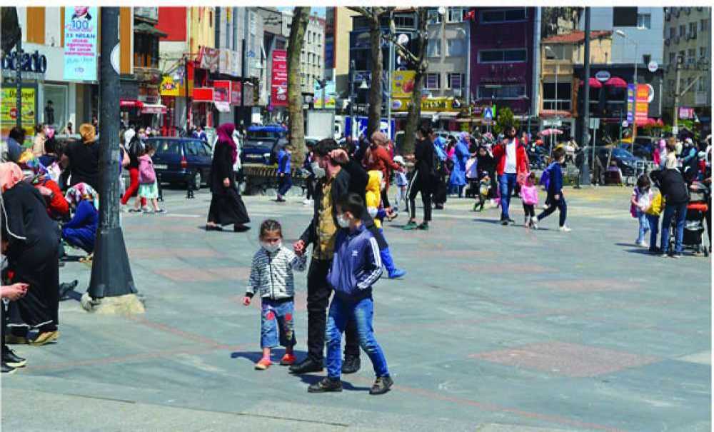Maskelerini Takıp, Gönüllerince Eğlendiler