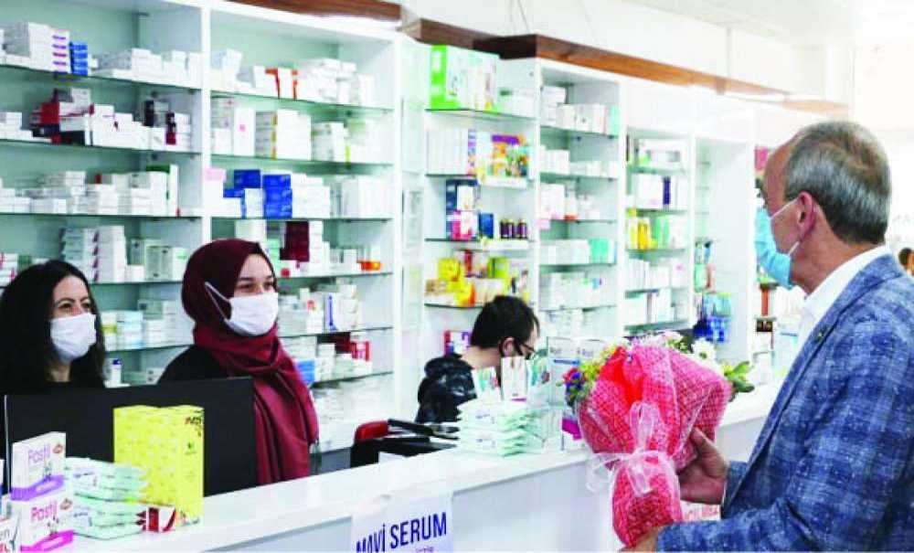 Hikmet Ata Eczacılar Günü'nde Eczacılara Çiçek Verdi