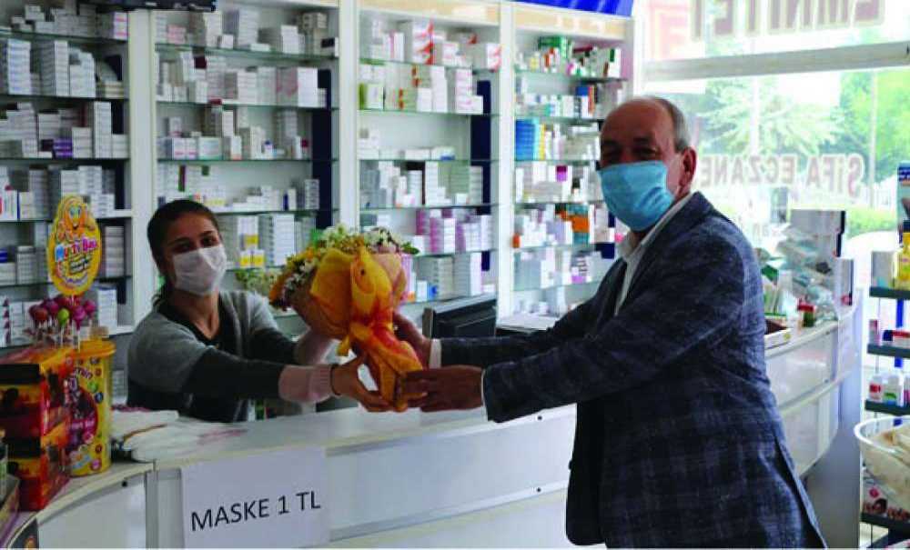 Hikmet Ata Eczacılar Günü'nde Eczacılara Çiçek Verdi