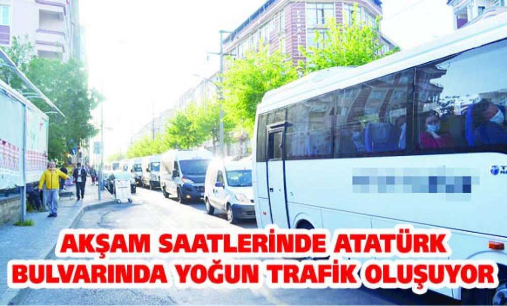Akşam Saatlerinde Atatürk Bulvarından Yoğun Trafik Oluşuyor