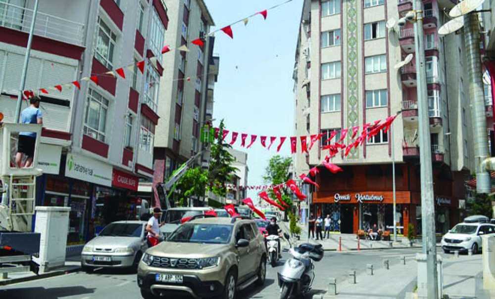 Caddeler Türk Bayraklarıyla Donatıldı