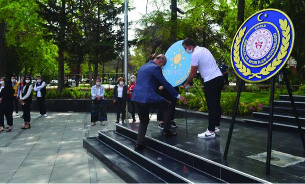 Partiler Atatürk Anıtına Çelenk Sundu