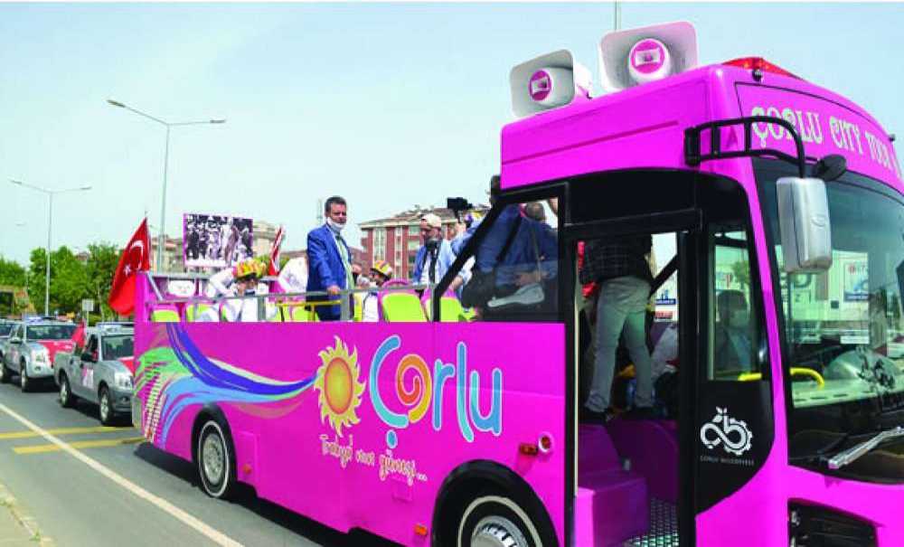 Şehir Turu Atarak Çorluluların Bayramını Kutladı