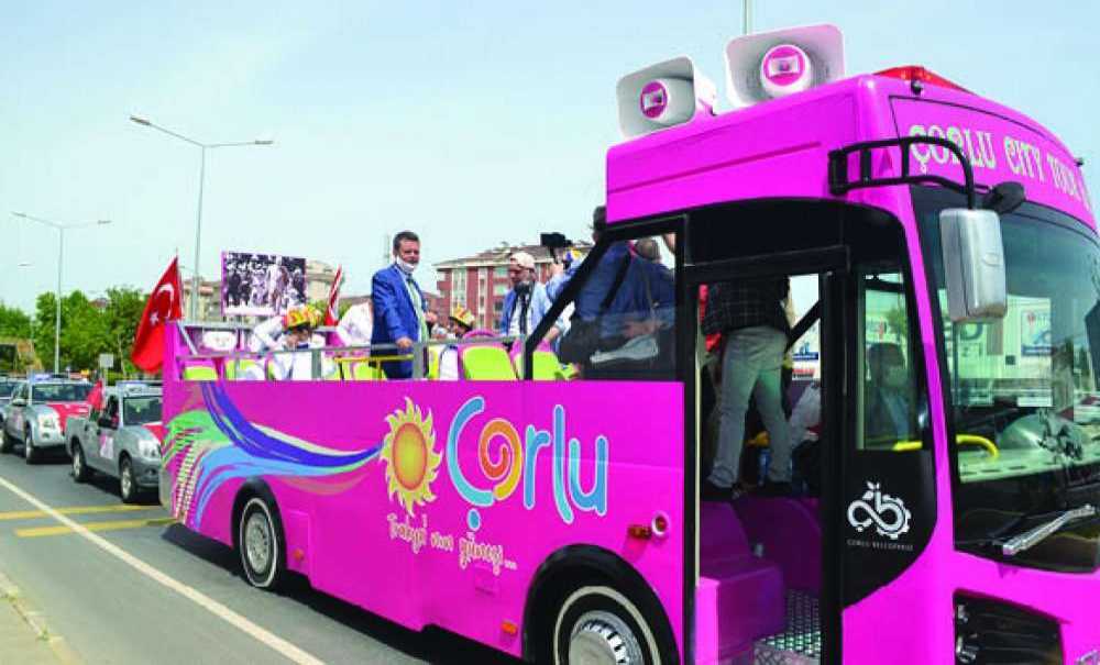 Şehir Turu Atarak Çorluluların Bayramını Kutladı