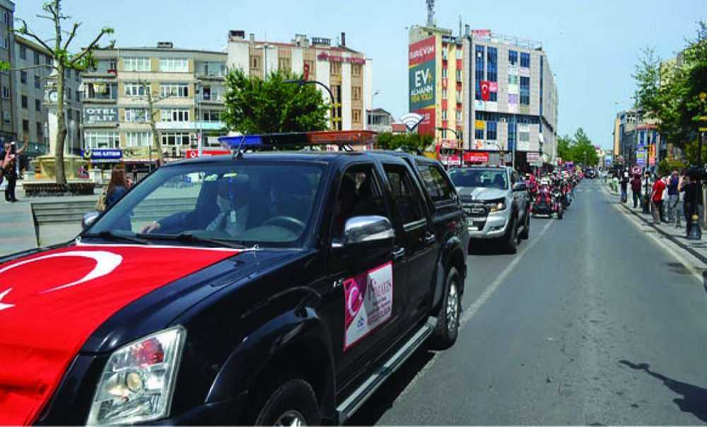Şehir Turu Atarak Çorluluların Bayramını Kutladı