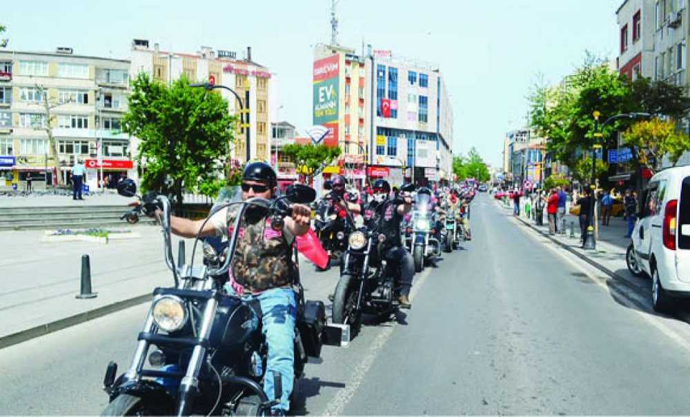 Şehir Turu Atarak Çorluluların Bayramını Kutladı