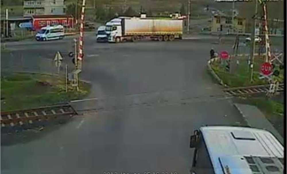 Tir Fabrika Servisini Biçti 2`si Ağır 10 Yaralı