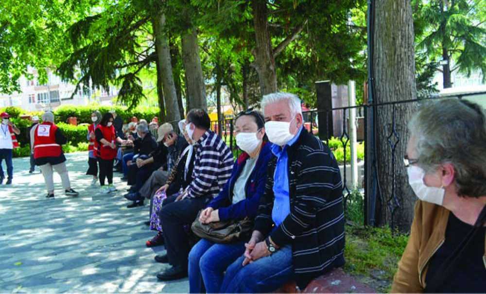 Kızılay'dan 65 Yaş Üstü Vatandaşlara İkram